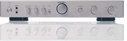 Rotel RA-04 stereo hi-fi forstærker, forsiden er sølvfarvet med knapper, stik og vumetre, set forfra