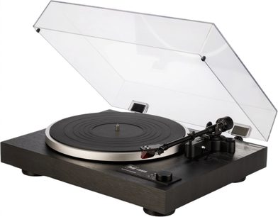 Zwarte hi-fi platenspeler Dual CS 418 met donkerhouten chassis, zwarte draaitafel met zilverkleurige metalen rand, rechte zwarte toonarm met rode cartridge, transparante kunststof stofkap opengeklapt, driekwart aanzicht vooraan