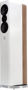 Bílá laková sloupová reproduktorová soustava Q Acoustics Concept 500, pohled z pravého předního tříčtvrtečního úhlu, lesklý kryt s bočními stranami z lehkého dřevěného dýhovaného materiálu, dva černé kruhové reproduktory a leštěný kovový podstavec
