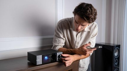 Amplificatore di rete hi-fi nero e argento con schermo, manopola del volume e controllo tramite smartphone