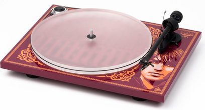 Hi-fi pladespiller Pro-Ject Essential III George Harrison, perspektivvisning, gennemsigtig pladetallerken, sort tonearm, dekoreret sokkel