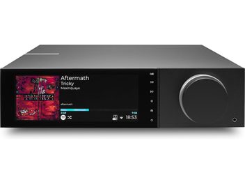Cambridge Audio EVO 150SE integrerad hi-fi-stereo förstärkare i svart metall, sedd framifrån, med en stor färgskärm till vänster, en vertikal rad knappar i mitten, ett stort volymreglage med silverkant och ett 3,5 mm hörlursuttag till höger