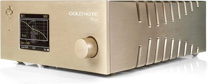 Phono předzesilovač Gold Note PH-10 zlatý, přední panel s tlačítky a displejem, zadní panel s konektory, pohled z pravé přední strany pod úhlem 3/4