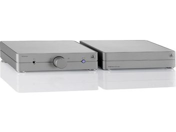 Två ClearAudio Balance v2 silverförstärkare för skivspelare, rektangulära metallhöljen, knappar och uttag på framsidan