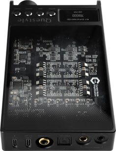 Convertor audio Questyle negru, cu partea superioară transparentă care lasă să se vadă circuitele interne și intrările audio pe panoul frontal