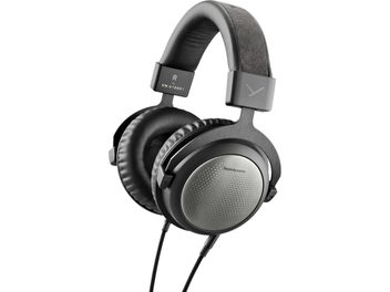 Beyerdynamic T5 zárt hátú hi-fi fejhallgató háromnegyedes nézetben, fekete párnázással, puha fejpánttal, fonott kábellel, szürke tokkal