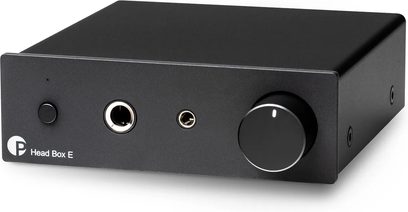 Pro-Ject Head Box E zwarte hoofdtelefoonvoorversterker, driekwart vooraanzicht met volumeknop en hoofdtelefoonuitgangen aan de voorkant