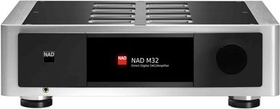 NAD M32 hi-fi-forstærker set forfra, kabinet i børstet sølv, sort front, rød skærm, sort volumeknap