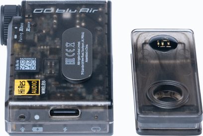 DAC portatile iFi Audio GO blu Air grigio fumé in plastica traslucida, vista dall'alto, rotella laterale, USB-C, clip separato