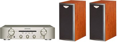 Marantz PM5004 sølvfarvet forstærker og to gulvhøjtalere Triangle Comète EX i cognacfarvet finish, set forfra