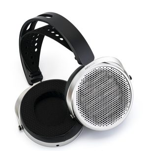 Atviras Hifiman HE600 ausinių dizainas, sidabrinės ir juodos spalvos, perforuotos metalinės tinklelinės, perforuotas lankas, trijų ketvirčių vaizdas