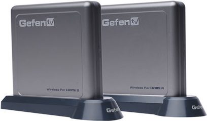 To rektangulære, sorte "Gefen Wireless For HDMI"-bokse placeret ved siden af hinanden på en mørkegrå holder, set forfra