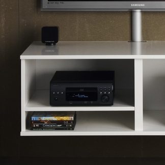 Mobile TV a parete in laminato bianco, vista frontale, lettore audio-video nero, diffusore compatto, tre custodie per dischi