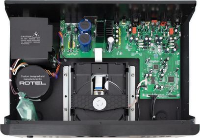 Indvendigt syn af en sølvfarvet Rotel RCD-1572 MKII CD-afspiller, der viser læsemekanismen og de elektroniske kredsløb