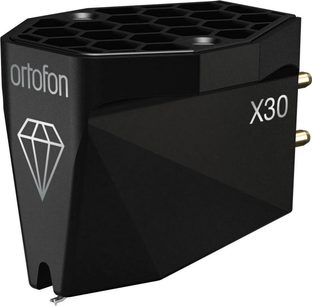 Fényes fekete műgyantából készült Ortofon MC X30 hangszedőcellát háromnegyedes előlátásban, facettázott testtel, mélyedésekkel ellátott felső résszel, ezüst gyémánt logóval és két aranyozott csatlakozótűvel