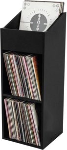 Móvel de armazenamento Glorious Record Box 330 preto para discos de vinil, vista frontal, 2 compartimentos, suporte inclinado para discos