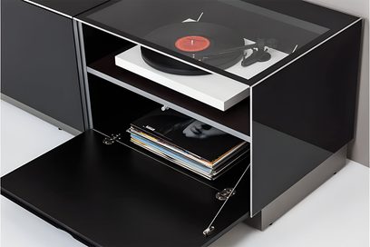 Sortlakeret sort TV-møbel med skuffe, glashylde, rum til vinylplader og CD'er samt integreret drejetallerken