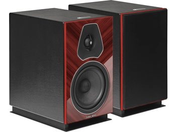 Sonus Faber Lumina II Amator spīdīgi sarkanu plaukta skaļruņu pāris ar koka priekšējām daļām un redzamiem melniem skaļruņiem