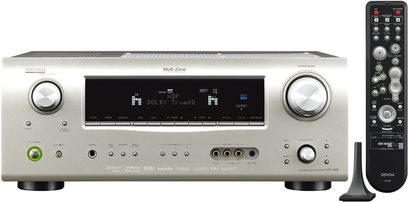 Denon AVR-1909 zilveren home cinema-versterker, voorzijde, blauwe display, vele knoppen en draaiknoppen, zwarte afstandsbediening