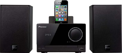 Sort Pioneer X-CM31 Hi-Fi mini-anlæg bestående af to højttalere, en dockingstation til smartphone med skærm og en hovedenhed med CD-afspiller