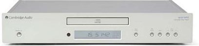 Cambridge Audio 640C V2 CD-afspiller set forfra, sølvfarvet front med blåt digitalt display og kontrolknapper
