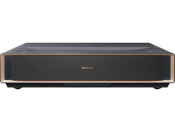 Videoproiector Hisense PT1 negru mat cu ramă aurie, vedere din față cu grilaj metalic perforat de mari dimensiuni și logo central, carcasă dreptunghiulară din plastic cu colțuri teșite
