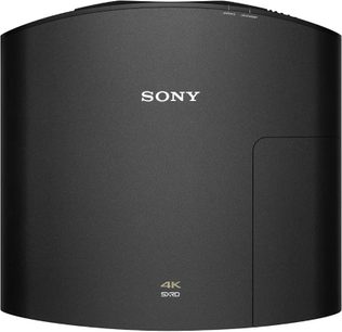 Sony VPL-VW570ES sort videoprojektor, set forfra, afrundet kubisk form, "SONY"-logo og "4K SXRD"-påskrift i hvidt