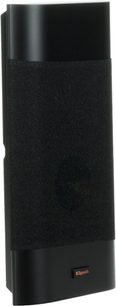 Caixa de parede Klipsch RP-140D preta formato slim vertical com grade têxtil e logotipo na fachada