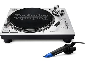 Stříbrný gramofon Technics při pohledu shora s raménkem a černou přenoskou Concorde Music s modrým hrotem
