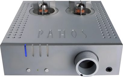 Срібний підсилювач для навушників Pathos Aurium, вигляд зверху, дві вакуумні лампи, ручки та роз’єми на передній панелі, срібне оздоблення