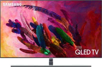 Samsung QE65Q7F 2018 QLED-tv, der viser et farverigt billede af skinnende fjer i nuancer af rosa, lilla, blå, grøn og gul