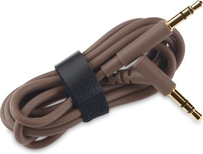 Bruine opgerolde audiokabel met aan beide uiteinden vergulde 3,5 mm jack-aansluitingen, vastgehouden door een zwarte band.