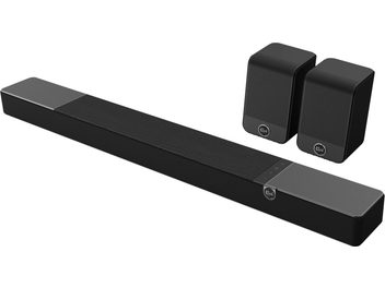 Soundbar Klipsch Flexus Core 300 con due diffusori Surr 100 neri rettangolari vista da tre quarti