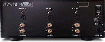 IOTAVX AVXP 3-300 effektforstærker set bagfra, 3 kanaler, XLR- og RCA-indgange samt højttalerterminaler