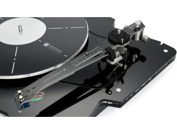 Метално рамо за грамофонна плоча Vertere Acoustics DGX в сребристо матиран и черен цвят, изглед от три четвърти отгоре, с правоъгълен градуиран тръбопровод, видима многобойна кабелна система и шарнир, монтиран на бляскава черна акрилова основа
