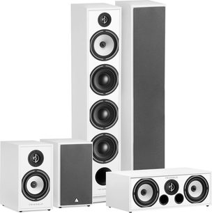 Pakke med Triangle Borea BR09 hvite gulvhøyttalere bestående av 5 hvite høyttalere i ulike størrelser og en svart subwoofer