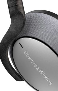 Nærbillede af den sølvfarvede Bowers & Wilkins PX7 hovedtelefon set fra siden, der viser den polstrede hovedbøjle og den højre ørekop med indskrift