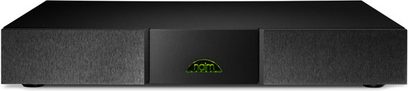 Černý výkonový zesilovač Naim Audio NAP 155XS, pohled zepředu, podlouhlý obdélníkový tvar orientovaný horizontálně