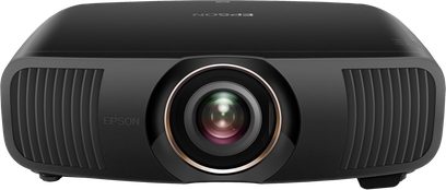 Videoproiettore Epson EB-QB1000 nero, vista frontale, lente centrale circondata da un anello metallico, griglie laterali
