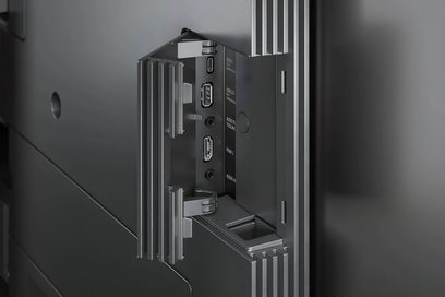 Loewe Antares 48-tv, set bagfra fra siden med USB-C-, USB-A-, HDMI- og lydporte integreret i det sorte kabinet