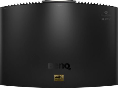 Matinės juodos spalvos „Benq W5850“ vaizdo projektorius plastikiniame korpuse, vaizdas iš viršaus, šiek tiek išgaubtas paviršius su subtiliu centriniu „BenQ“ logotipu, auksinis 4K Ultra HD ženklelis ir dantytos ventiliacijos grotelės kraštuose