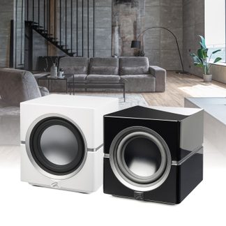 Zwei würfelförmige Subwoofer, einer weiß und einer schwarz, mit sichtbaren runden Lautsprechern an der Front, auf einer ebenen Fläche platziert.