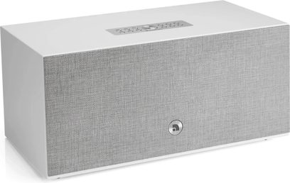 Fehér Audio Pro C20 W okoshangszóró, világosszürke elülső ráccsal, felül kezelőszervekkel és kerek logóval az előlapján