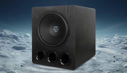 Sort subwoofer-basskasse i træ med stor frontmonteret højttaler og tre runde basrefleksporte på baggrund af et månelandskab