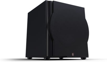Perlisten R15s žemų dažnių garsiakalbis, matomas iš kampo, juoda priekinė dalis, apvali grotelė, matomos kojelės, logotipas apačioje