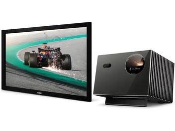Videoproiettore Valerion nero con schermo di proiezione che mostra una vettura di Formula 1 in curva
