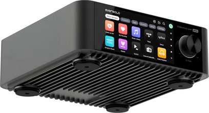 EverSolo Play integrert stereo hi-fi-forsterker i svart aluminium, sett fra et lavt trekvartsperspektiv forfra, front med fargeberøringsskjerm og volumhjul til høyre, riflet underside utstyrt med fire sirkulære føtter