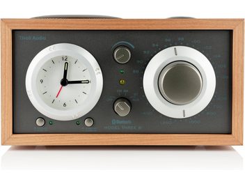 Radio da tavolo Tivoli Model Three BT, custodia in legno di ciliegio, frontale color taupe, orologio analogico e grande pulsante, vista frontale
