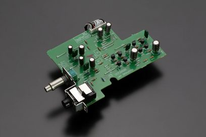 Placa de circuito impresso verde com componentes eletrônicos, conectores e potenciômetros, vista superior em close-up