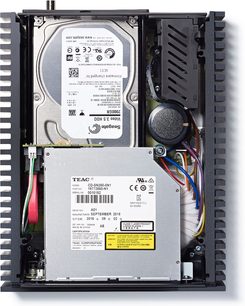 Indvendigt syn af en åben Naim Audio Uniti Core CD-afspiller, der viser de elektroniske komponenter, harddisken og CD-afspillingsmekanismen